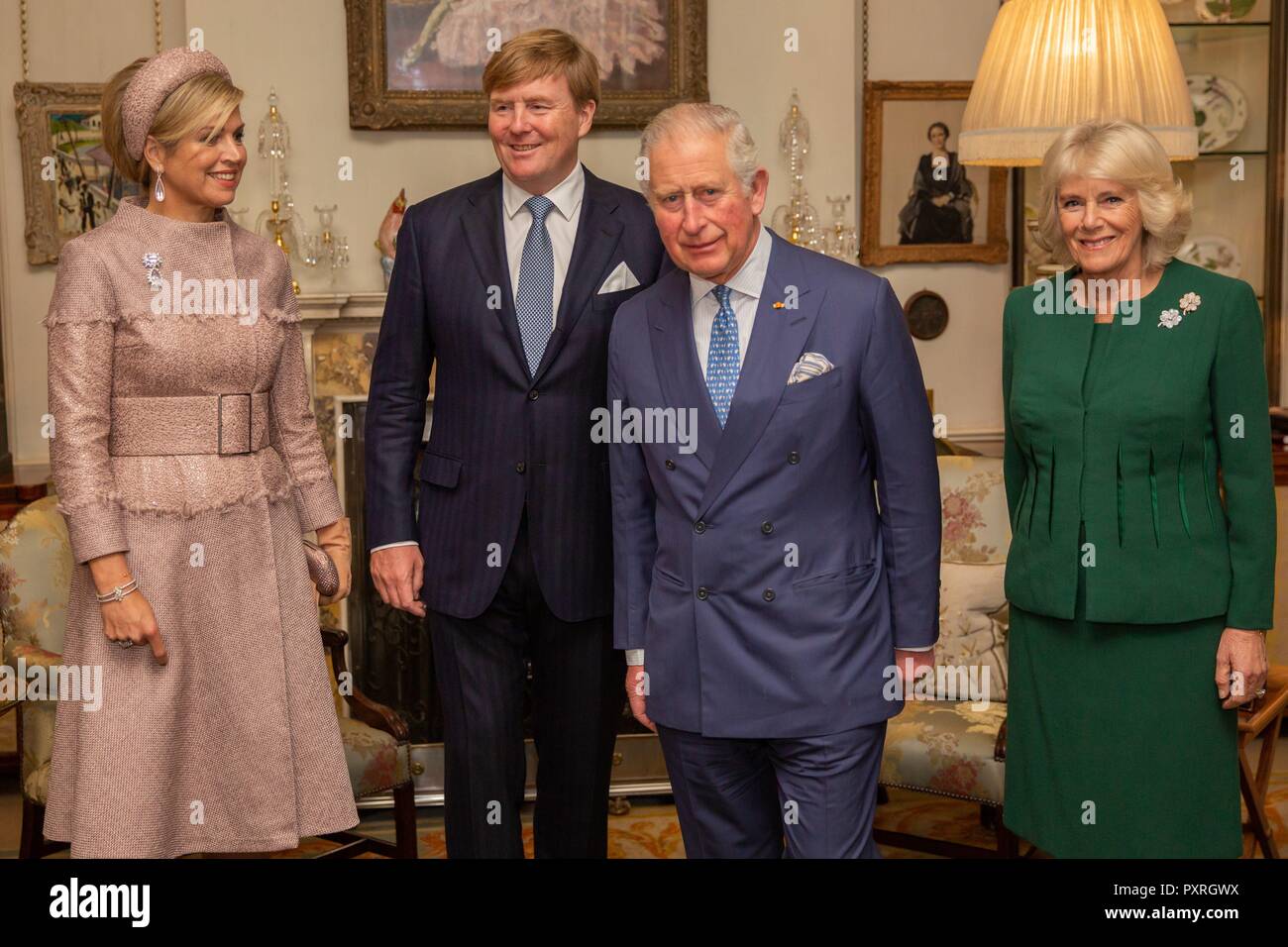 Londra, Regno Unito. 23 ott 2018. Willem-Alexander re e regina Maxima dei Paesi Bassi al Clarence House in Londen, il 23 ottobre 2018, per incontrare il principe Carlo e Camilla, duchessa di Cornovaglia al primo dei 2 giorni di Statevisit al Regno Unito Credito: dpa picture alliance/Alamy Live News Foto Stock