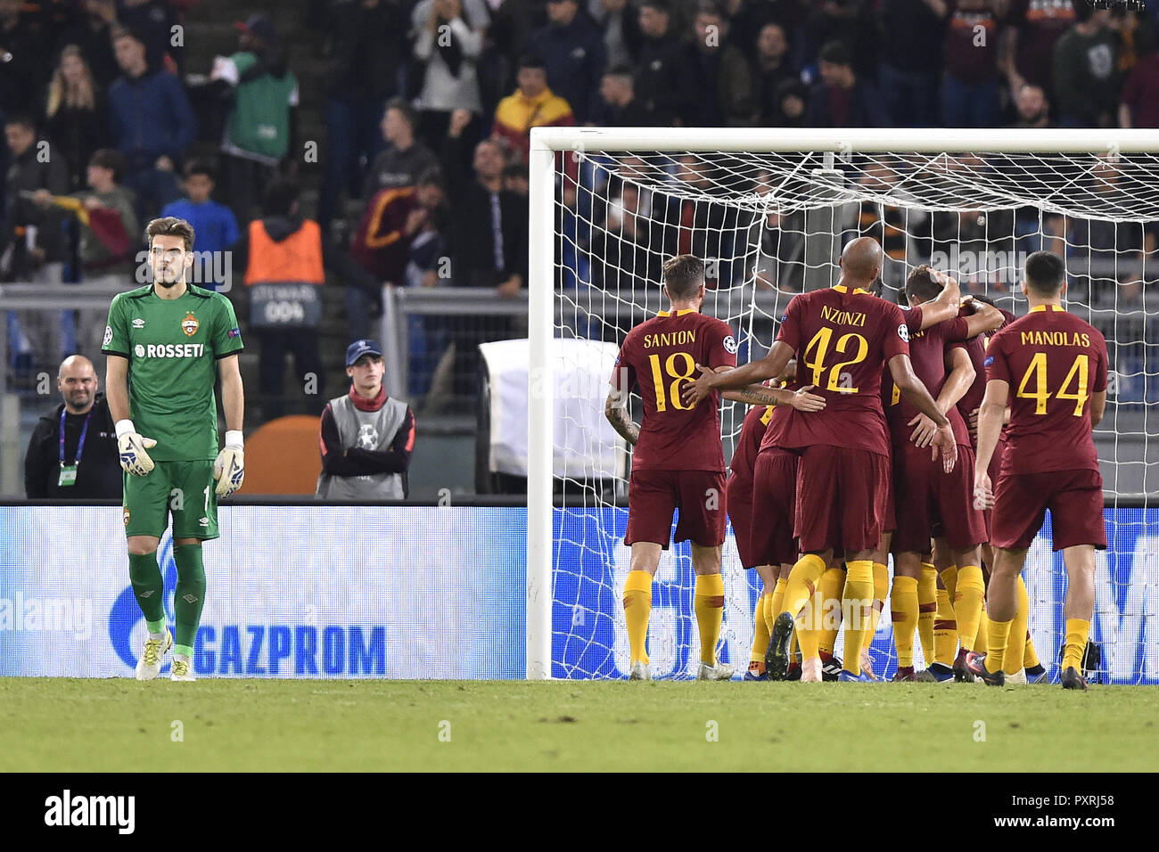 Roma, Italia. 23 ott 2018. Edin Dzeko di AS Roma celebra il punteggio secondo obiettivo durante la UEFA Champions League match tra Roma e il CSKA Mosca presso lo Stadio Olimpico di Roma, Italia il 23 ottobre 2018. Foto di Giuseppe mafia. Credit: UK Sports Pics Ltd/Alamy Live News Foto Stock