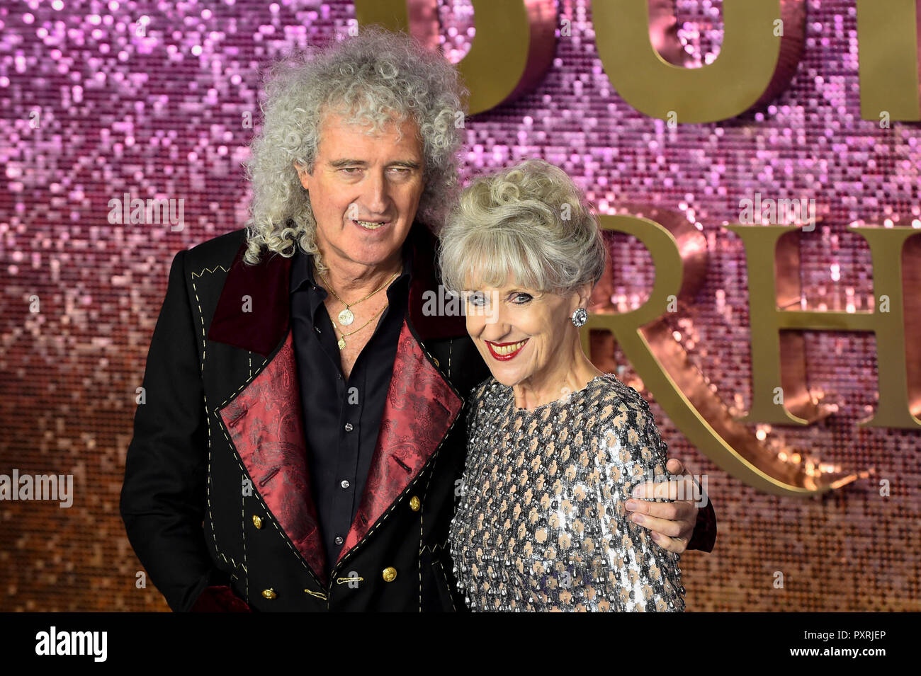 Londra, Regno Unito. Il 23 ottobre 2018. Queen's Brian May e moglie Anita Dobson arriva a livello mondiale per la premiere del film "Bohemian Rhapsody' al SSE Arena di Wembley. Credito: Stephen Chung / Alamy Live News Foto Stock