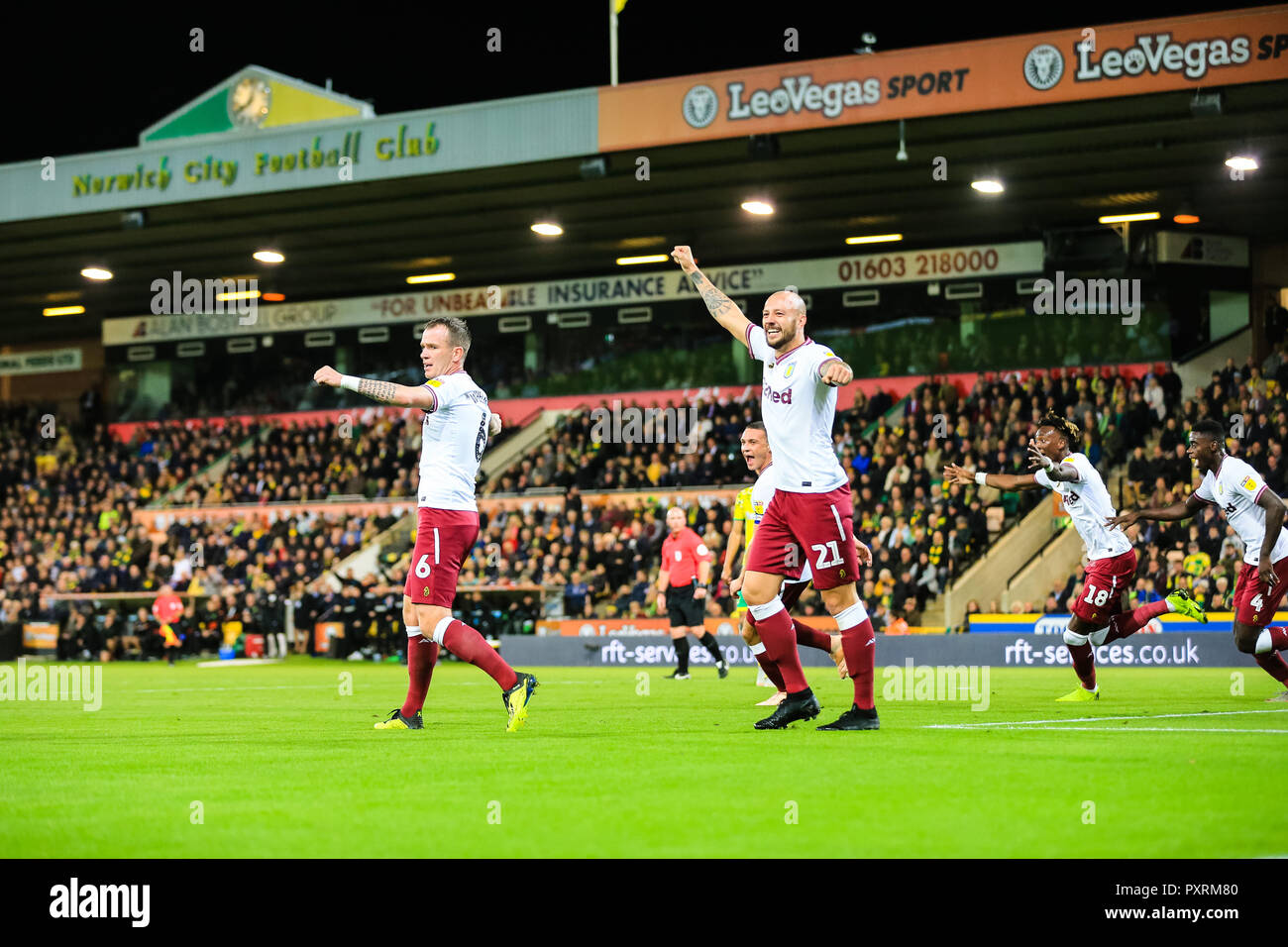 Norwich, Regno Unito. 23 ottobre 2018, Carrow Road, Norfolk, Inghilterra; Sky scommessa campionato, Norwich City v Aston Villa ; Alan Hutton (21) e Glenn Whelan (06) di Aston Villa celebrare l'apertura del punteggio a Carrow Road. Credito: Georgie Kerr/News immagini English Football League immagini sono soggette a licenza DataCo Credito: News immagini /Alamy Live News Foto Stock