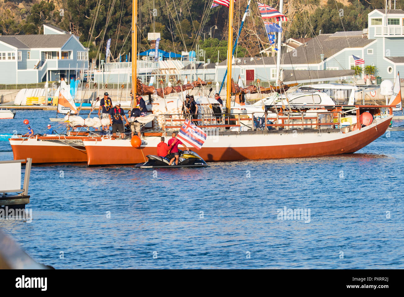 Dana Point California USA 23 Ott 2018. Hikianalia un tradizionale polinesiano canoa voyaging arrivando in Dana Point California ha navigato oltre 2.800 miglia dalle coste delle Hawaii attraverso il Pacifico del Nord che porta un messaggio di Mālama Honua - la cura per la nostra isola la massa Credito: Duncan Selby/Alamy Live News Foto Stock