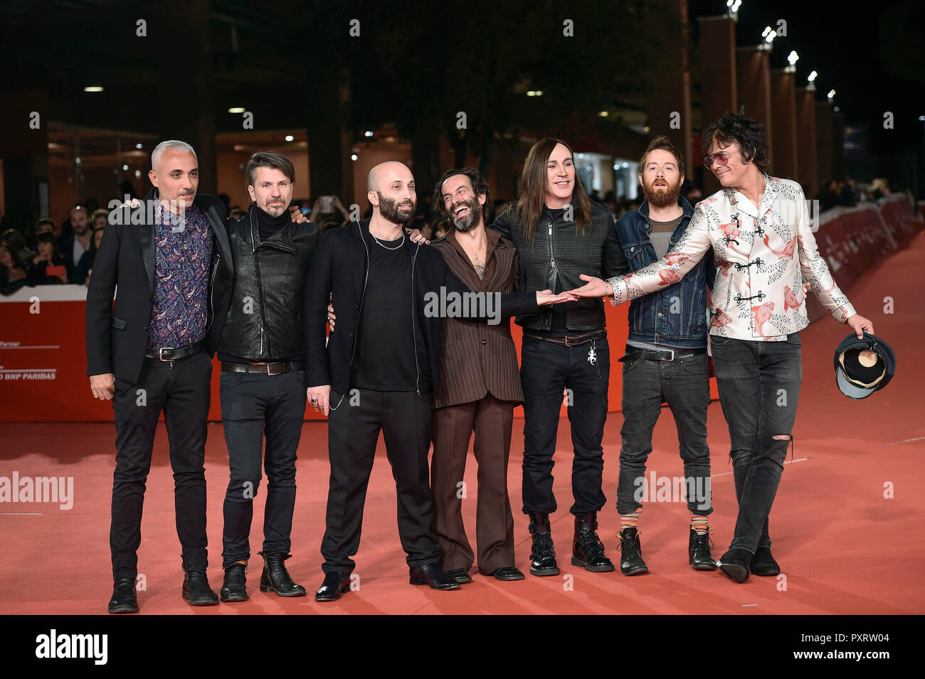 Italia, Roma, 23 Ottobre 2018 : Roma Film Festival 2018, la rockband italiana "Afterhours' frequentare il tappeto rosso del loro docufilm "Siamo Afterhours' nella foto : (L) Fabio Rondanini, Rodrigo D'Erasmo, regista Giorgio Testi, Xabier Iriondo, Manuel Agnelli, Stefano Pilia e Roberto Dell'epoca Foto © Fabio Mazzarella/Sintesi/Alamy Live News Foto Stock