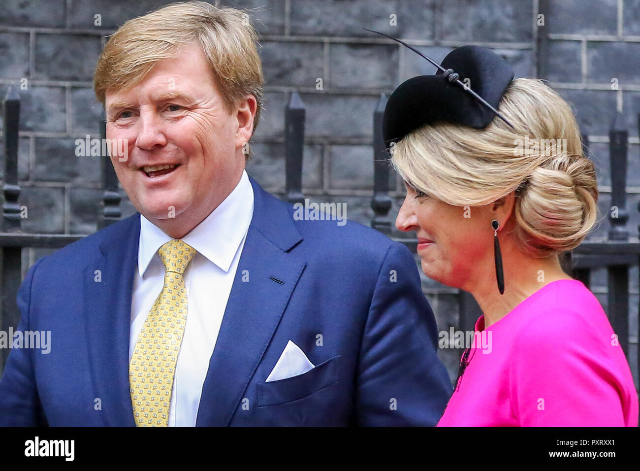 A Downing Street, London, Regno Unito 24 ott 2018 - Primo Ministro britannico Theresa Maggio saluta Regina Maxima e HM Re Willem-Alexander dei Paesi Bassi al n. 10 di Downing Street sul secondo giorno della visita di Stato nel Regno Unito. Credito: Dinendra Haria/Alamy Live News Foto Stock