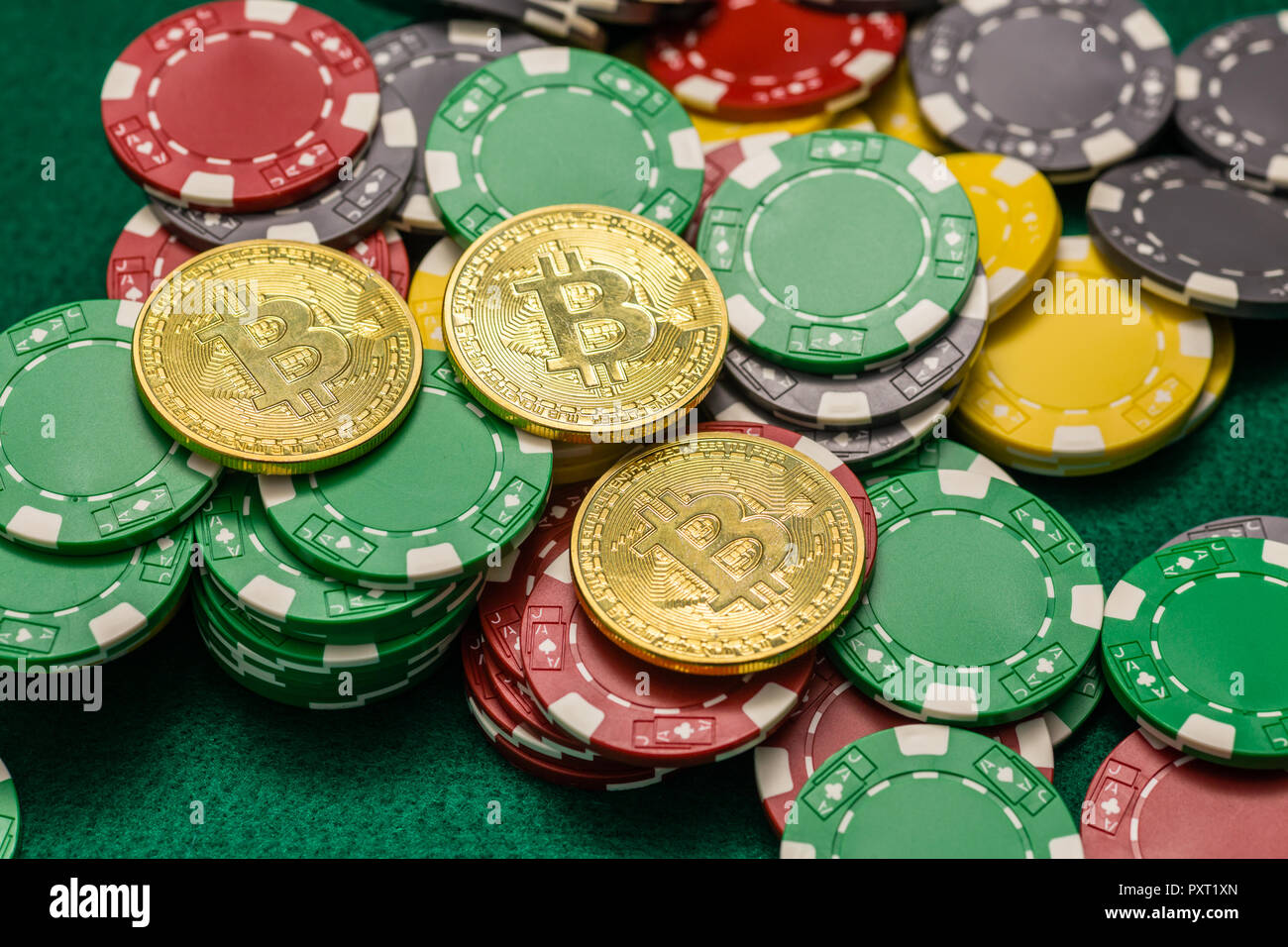 Bitcoin cryptocurrency su sparsi in fiches del casinò sul tavolo verde Foto Stock