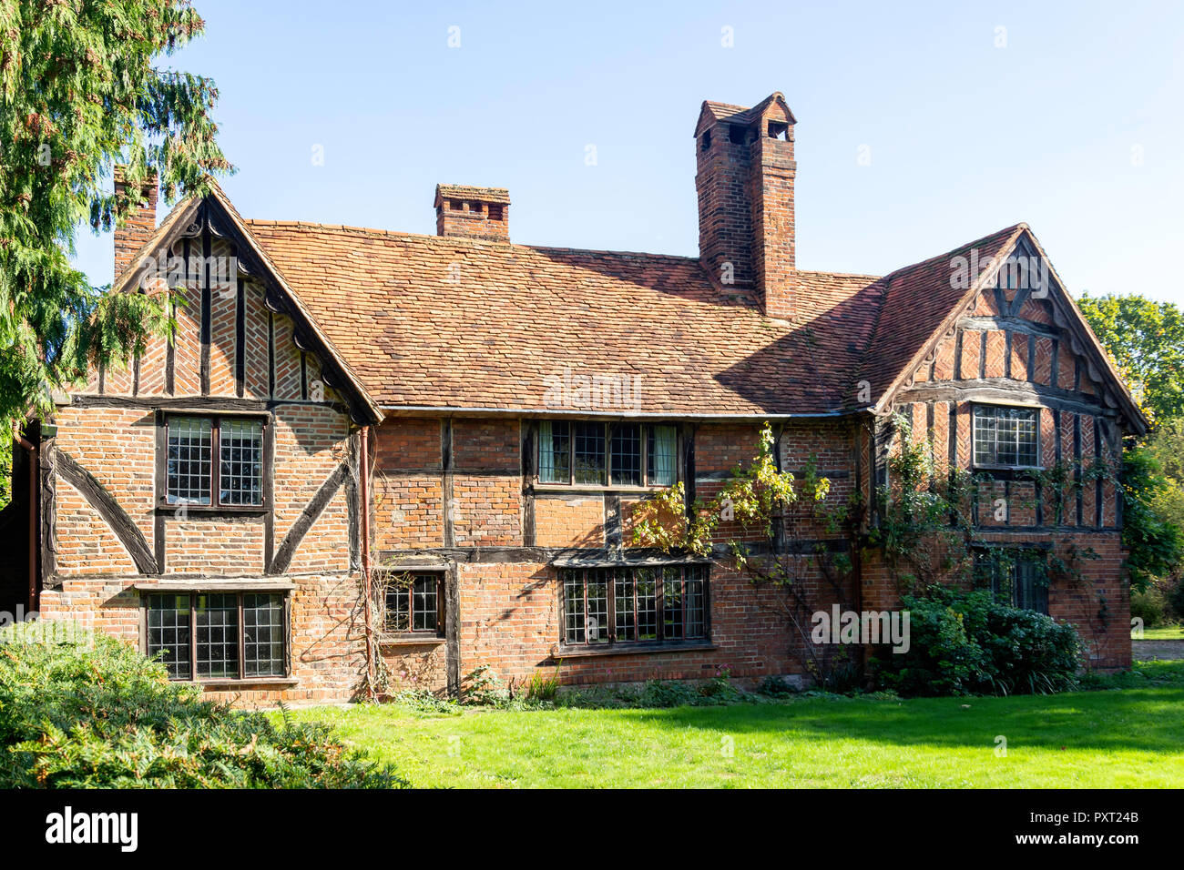 Periodo di legno a casa, la strada, Waltham St Lawrence, Berkshire, Inghilterra, Regno Unito Foto Stock