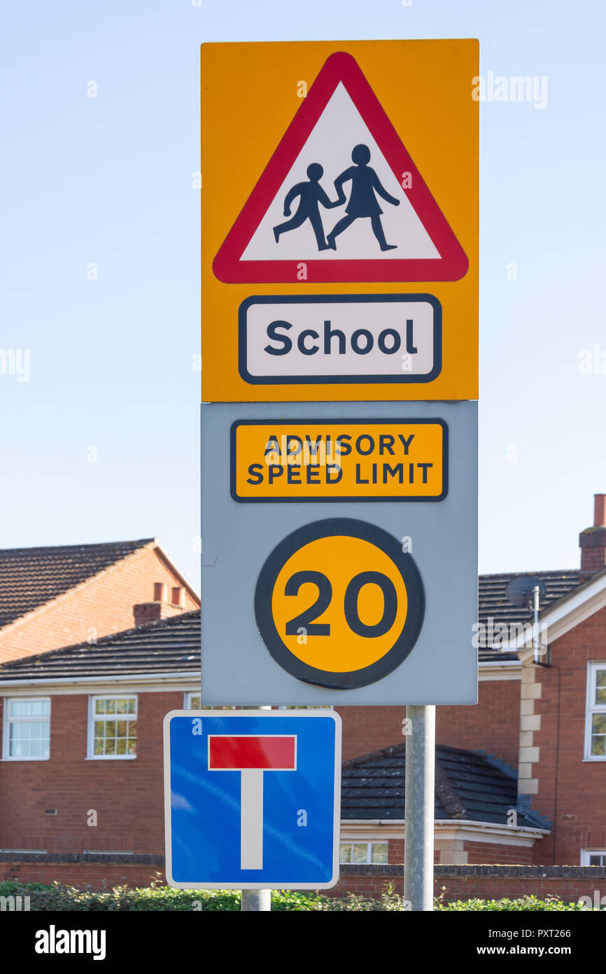 Scuola segnale di limite di velocità al di fuori della scuola primaria, Benetfeld Road, Binfield, Berkshire, Inghilterra, Regno Unito Foto Stock
