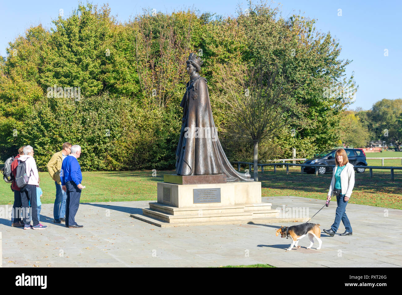 Statua di H.M.Elizabeth II Magna carta, Runnymede Pleasure Ground, Runnymede, Surrey, Inghilterra, Regno Unito Foto Stock