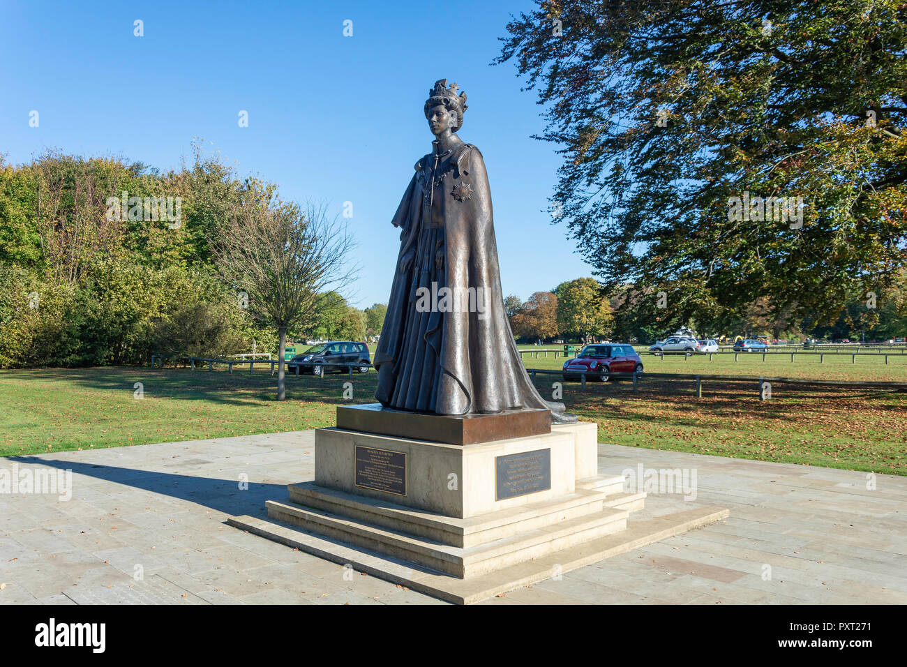 Statua di H.M.Elizabeth II Magna carta, Runnymede Pleasure Ground, Runnymede, Surrey, Inghilterra, Regno Unito Foto Stock