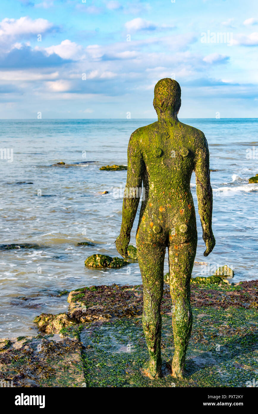 MARGATE, KENT, Regno Unito - 10Oct2018: un altro tempo è una serie di 100 sculture di Anthony Gormley che sono posizionati intorno al mondo. Questo esempio è fuori Foto Stock