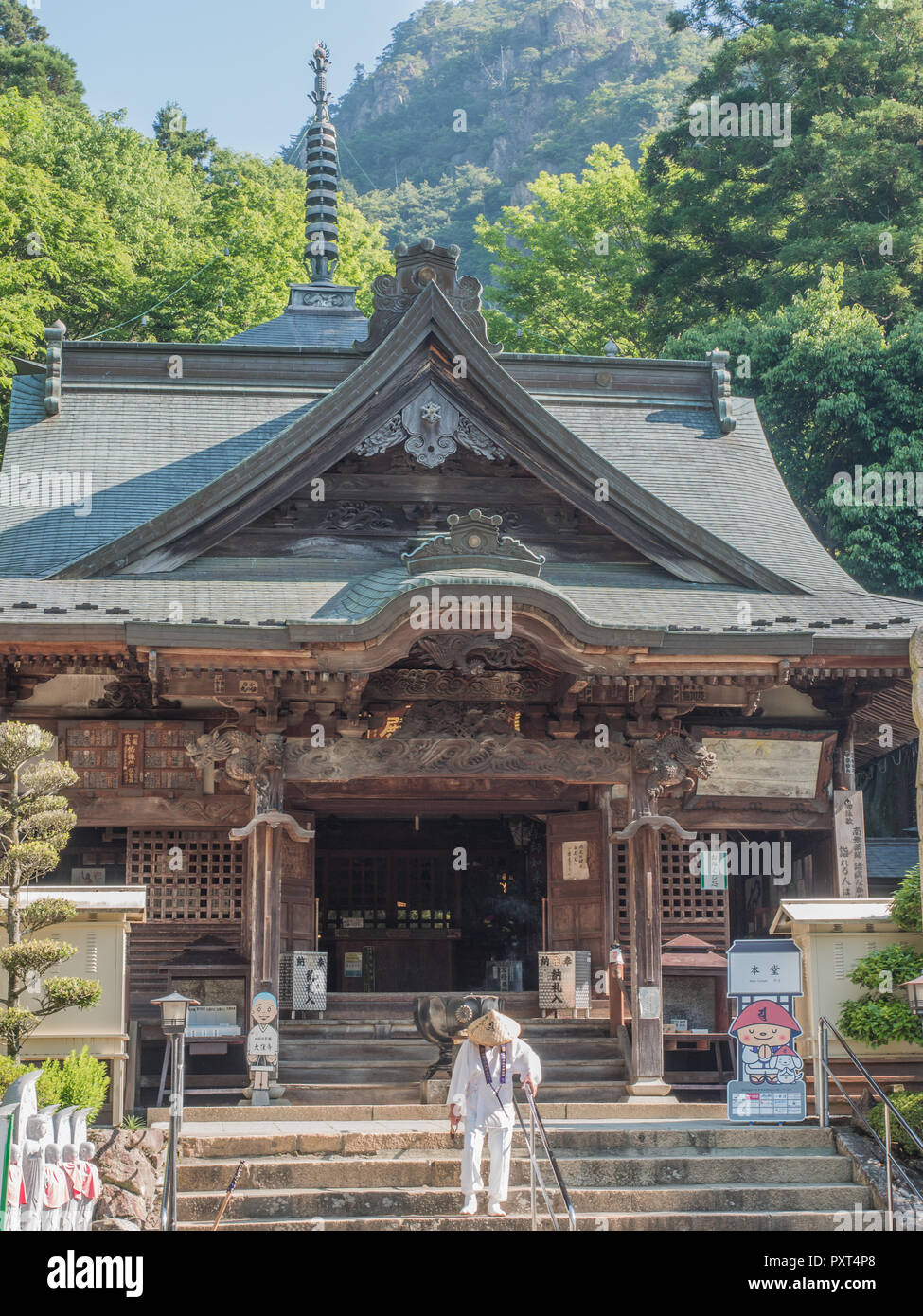 Pellegrino Henro passeggiando per le fasi, hondo hall principale tempio Okuboji 88, Shikoku 88 tempio pellegrinaggio, Kagawa, Giappone Foto Stock