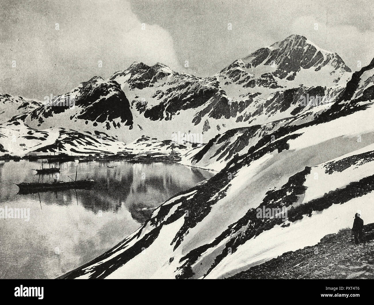 Il re Edoardo Cove, Georgia del Sud. L'Endurance è la più piccola delle due navi a guidare di ancoraggio. Sir Ernest Shackleton giace sepolto nel piccolo cimitero sul lato destro della stazione Foto Stock