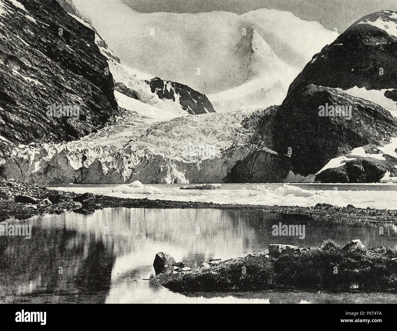 La testa di morene fiordo, Georgia del Sud dove maestose vette e ghiacciai sono riflesse in uno specchio di zaffiro, circa 1910 Foto Stock