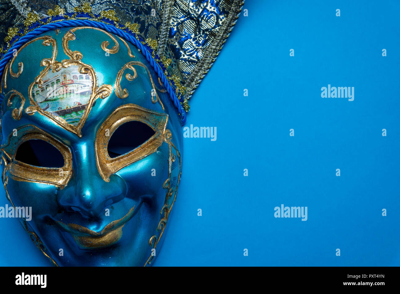 Blue Mardi Gras o il carnevale jester maschera su uno sfondo blu Foto stock  - Alamy