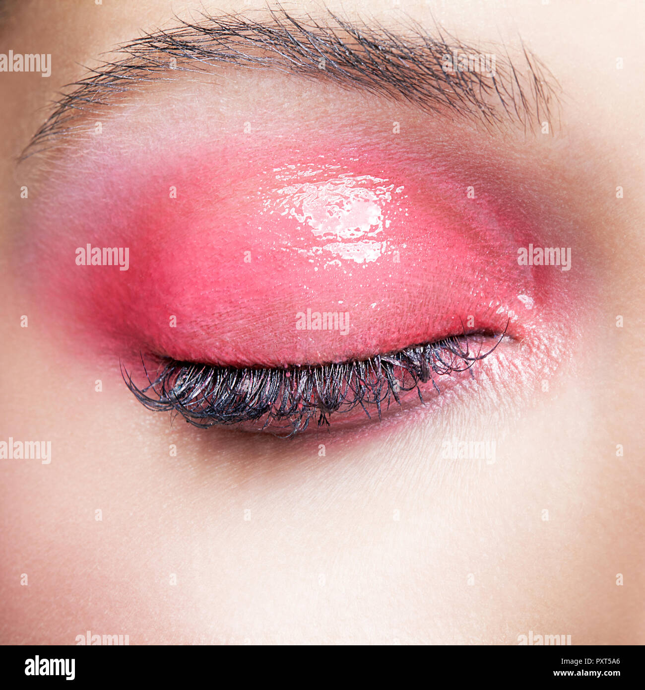 Macro Closeup colpo di umano chiuso occhio femmina. Donna con serata di naturale bellezza vogue trucco. Ragazza con una pelle perfetta e rosa smoky occhi occhio ombre Foto Stock