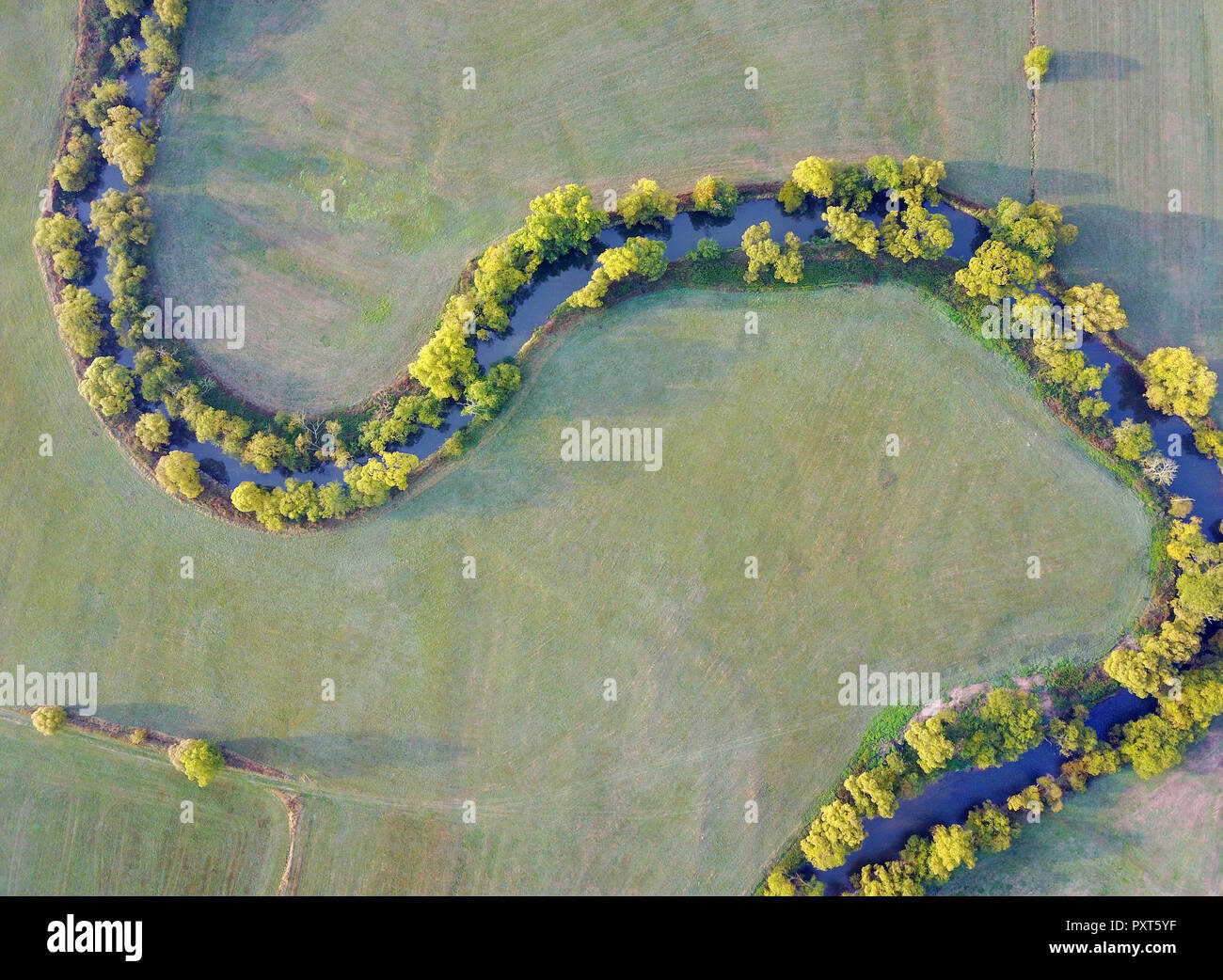 Serpeggiante fiume Fulda, vista aerea, vicino Mengshausen, Hesse, Germania Foto Stock