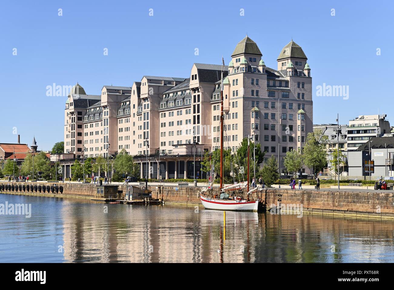 Il vecchio quartiere di magazzino con magazzino portuale, Havnelageret, all'Oslofjord, Oslo, Norvegia Foto Stock