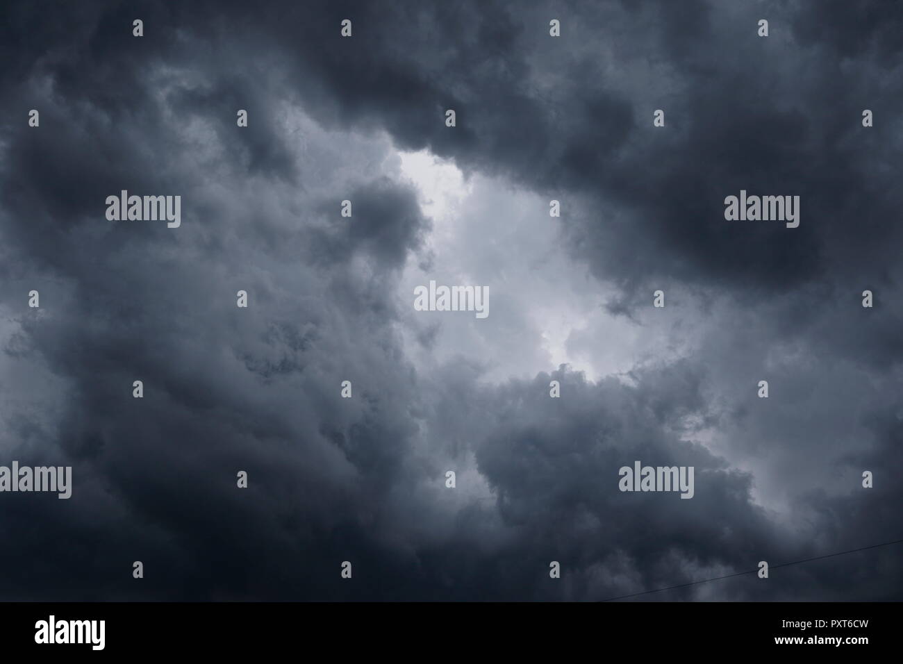 Cielo nuvoloso scuro con nuvole temporalesche, immagine di sfondo, Canada Foto Stock