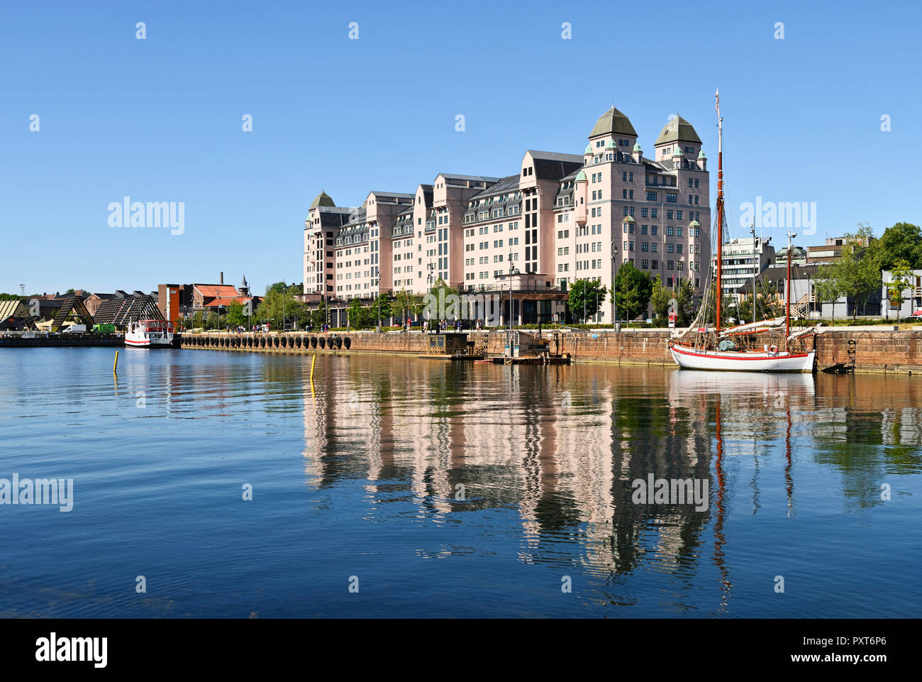 Il vecchio quartiere di magazzino con magazzino portuale, Havnelageret, all'Oslofjord, Oslo, Norvegia Foto Stock