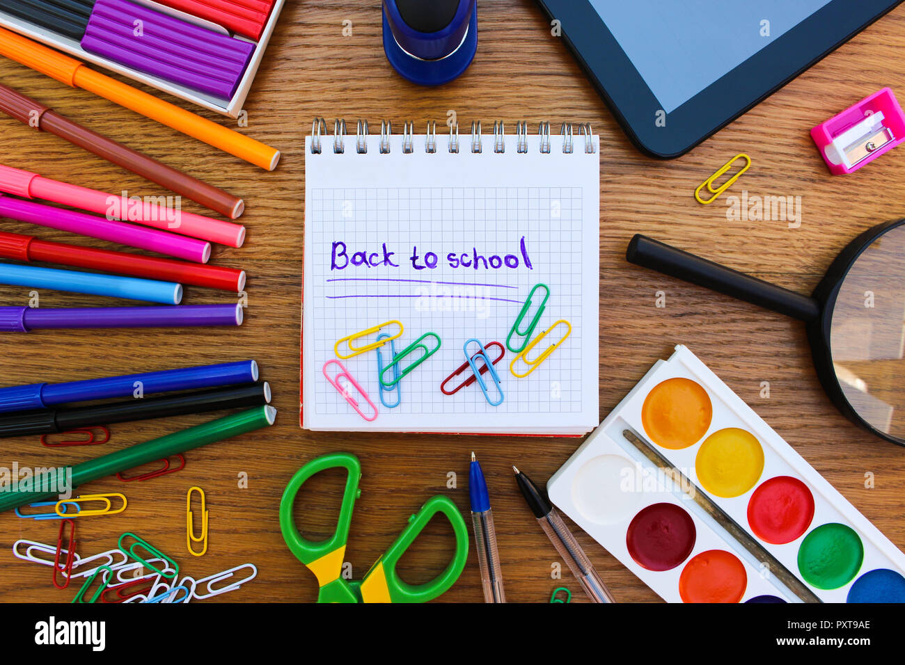 Oggetti di cancelleria. Scuola e forniture per ufficio. Didascalia: Il ritorno a scuola Foto Stock