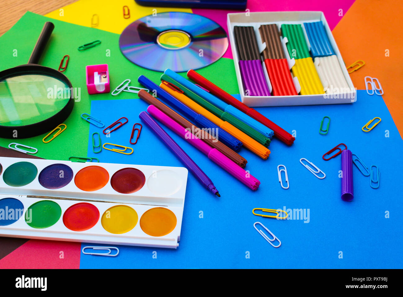 Oggetti di cancelleria. Scuola e forniture per ufficio sullo sfondo di  carta colorata Foto stock - Alamy