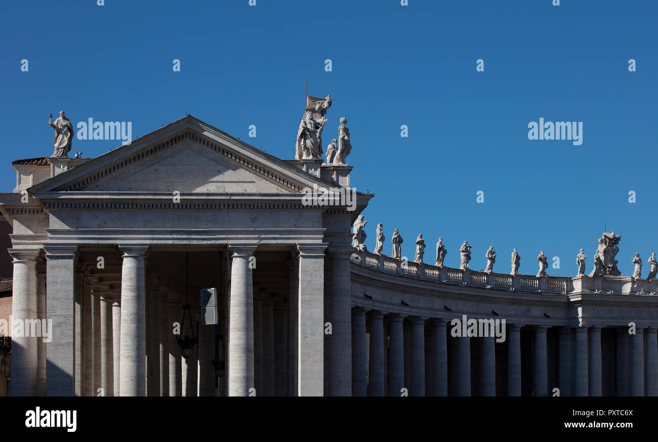 Il Colonnato di Piazza San Pietro nella Città del Vaticano, che mostra la curva della trabeazione con la fila di statue di santi contro un cielo blu Foto Stock