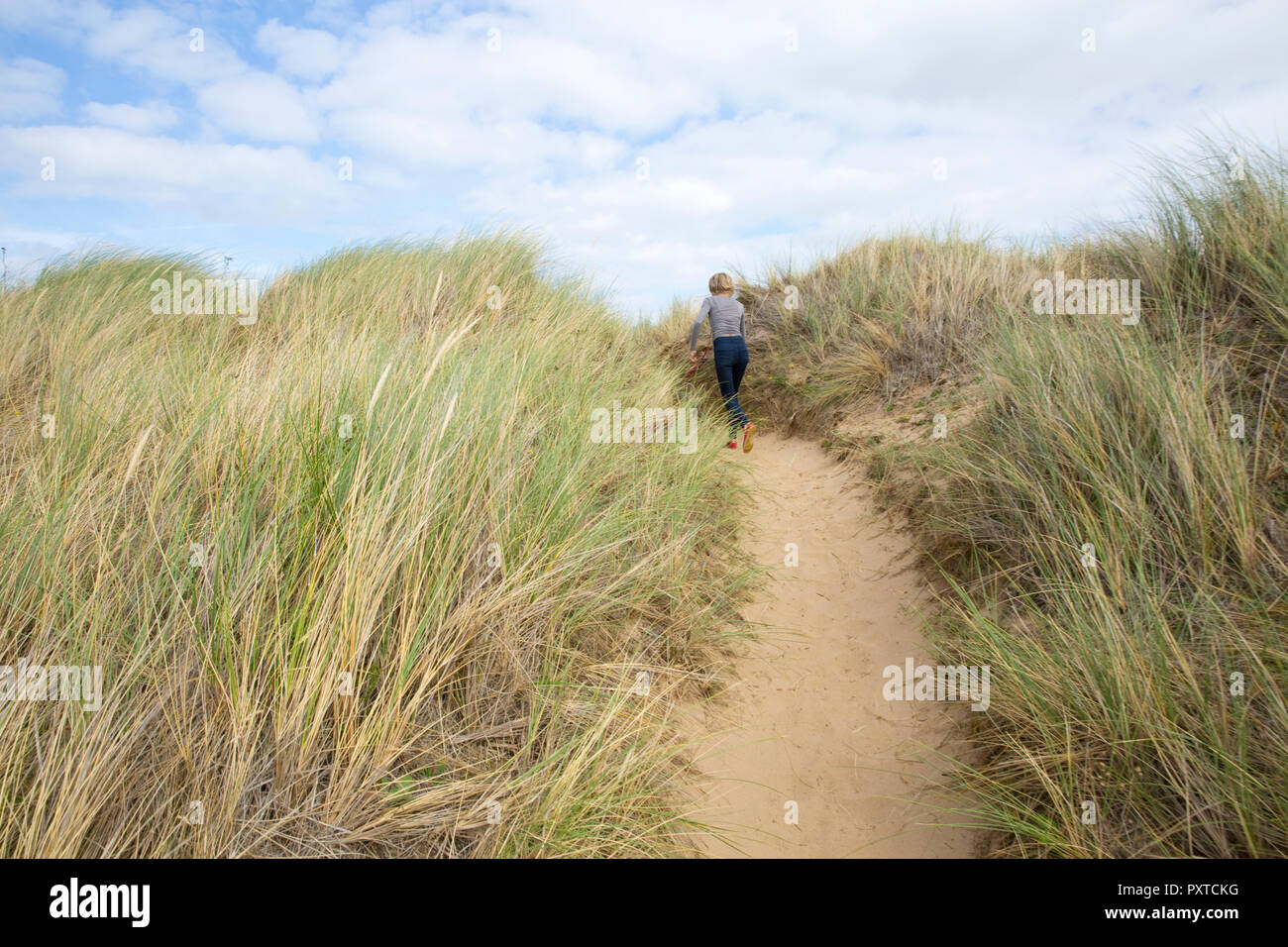 Passeggiando per le dune di sabbia a Thornham, Norfolk, Inghilterra Foto Stock