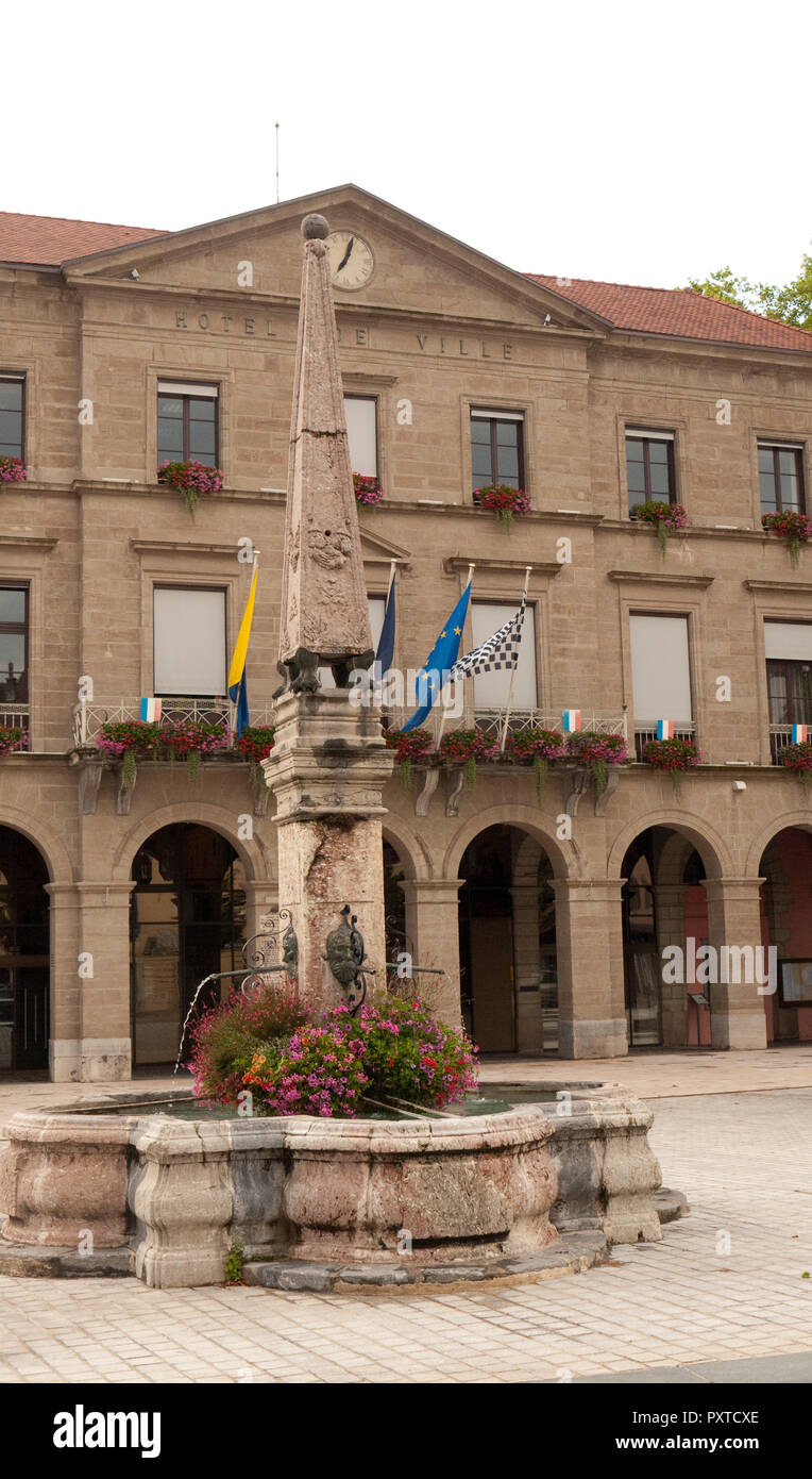 Hotel de Ville o municipio con obelisco e fontana (anteriore) a Thonon-les-Bains in Alta Savoia dipartimento di Francia sulle rive del Lago di Ginevra Foto Stock
