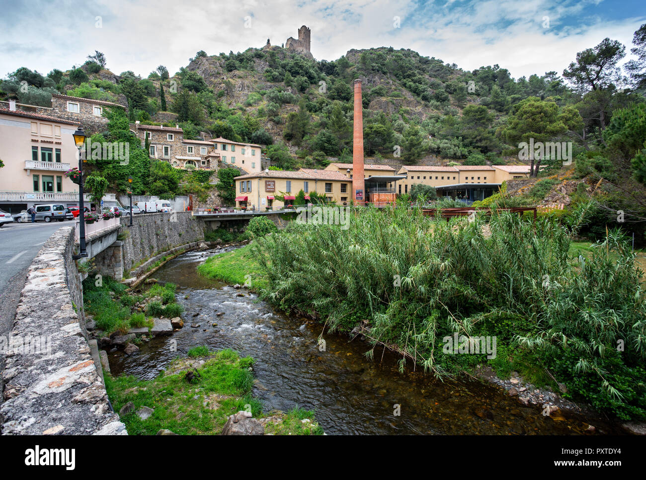 Vista del castello cataro in Lastours con orbitale di fiume in primo piano nel Lastours, L'Aude, Francia il 10 giugno 2015 Foto Stock