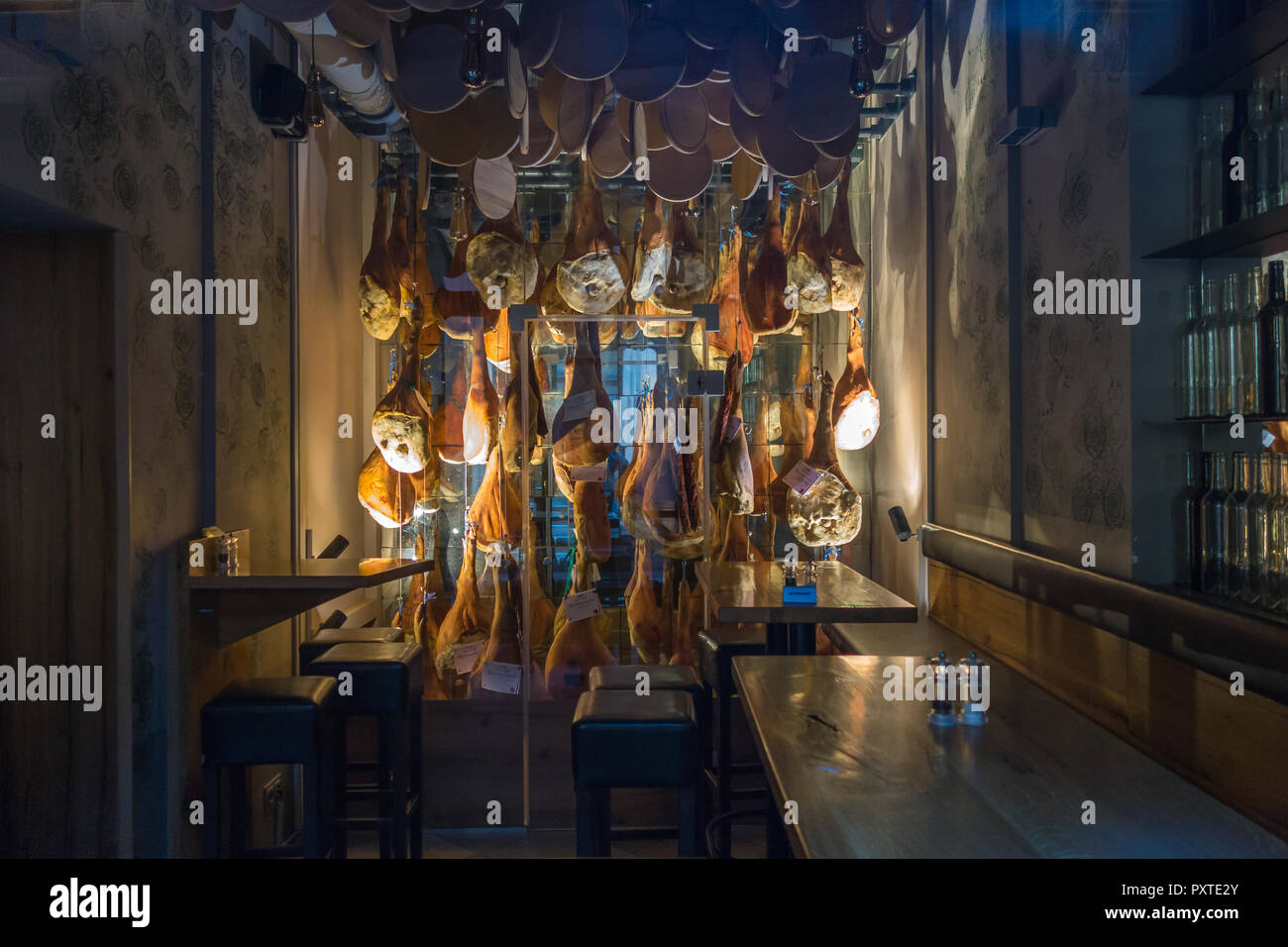 Vienna, Austria - Febbraio 5, 2017: un piccolo ed intimo ristorante visualizza le sue carni certificate in un vetro frigorifero accanto alla valutazione delle tabelle Foto Stock