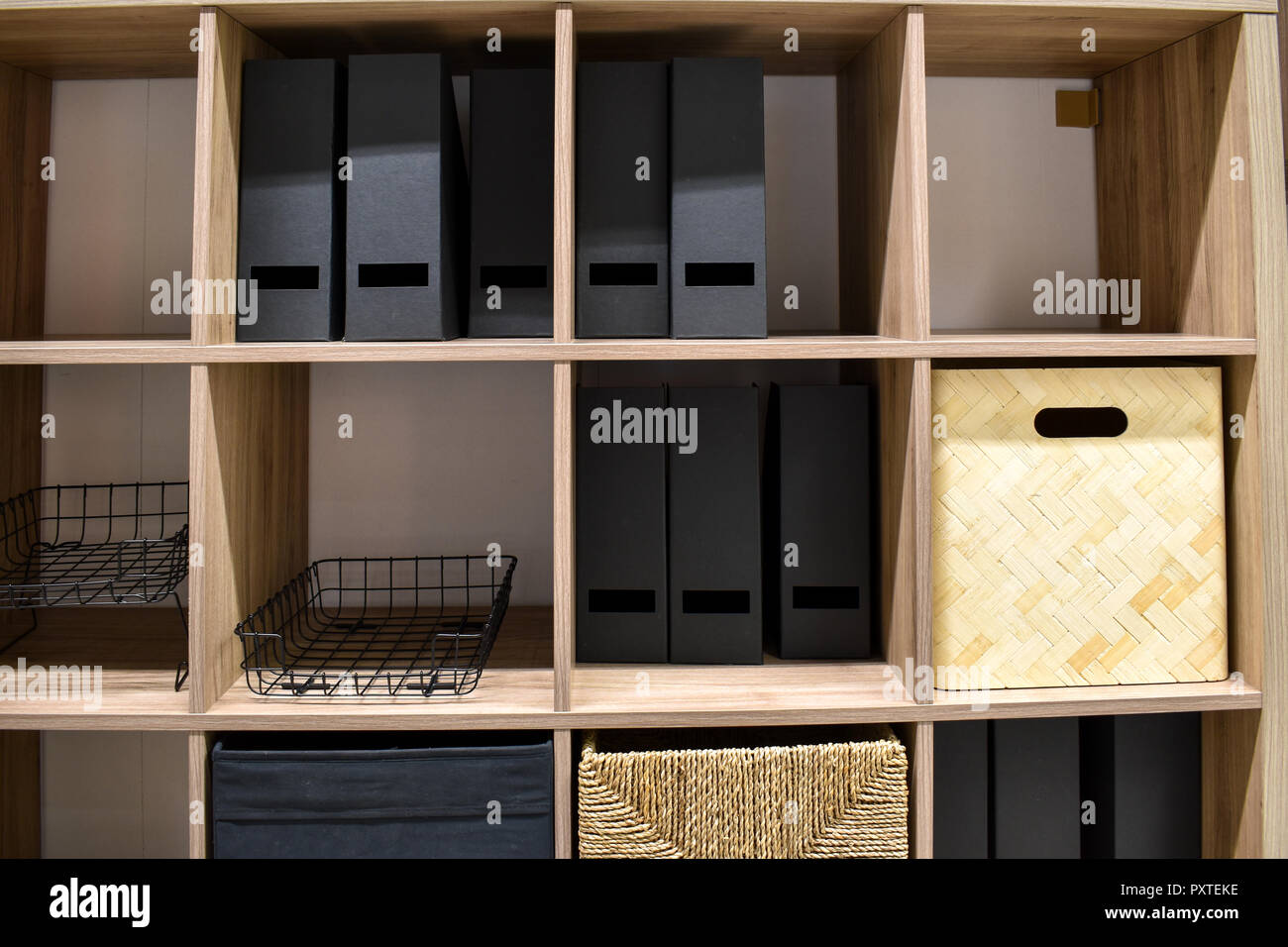 Gli shelf di storage con leganti e scatole Foto Stock