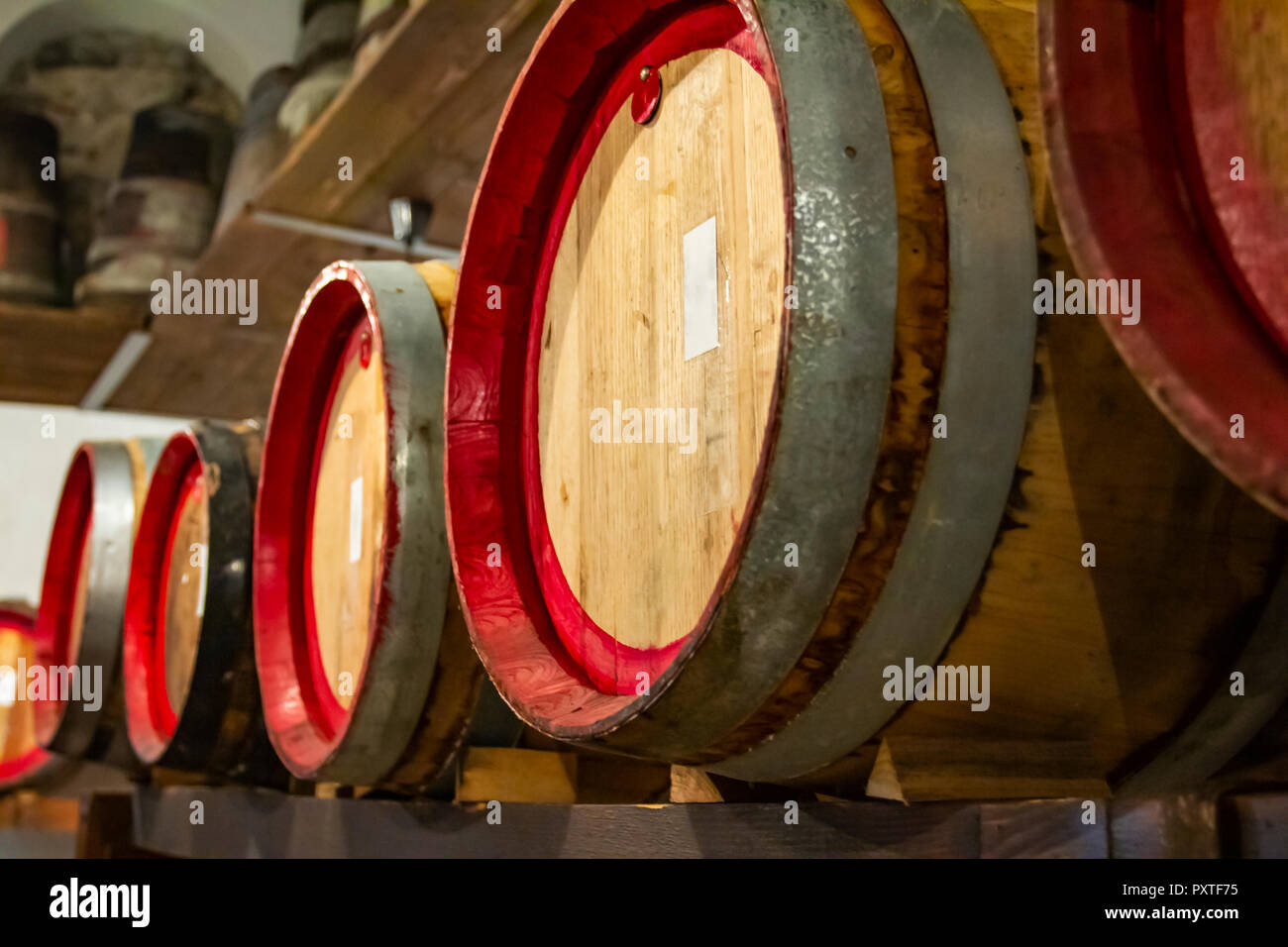 In legno barili di vino in una molto vecchia cantina. Foto Stock