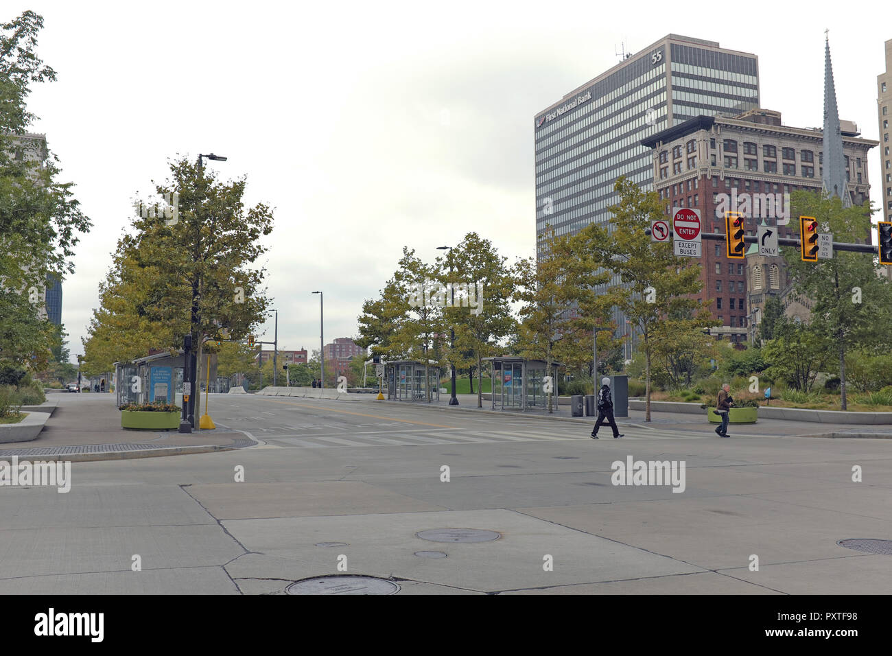 Un paio di persone croce superiore Avenue in una desolazione downtown Cleveland Public Square dove la città ha creato un controverso bus-strada transitabile solo. Foto Stock