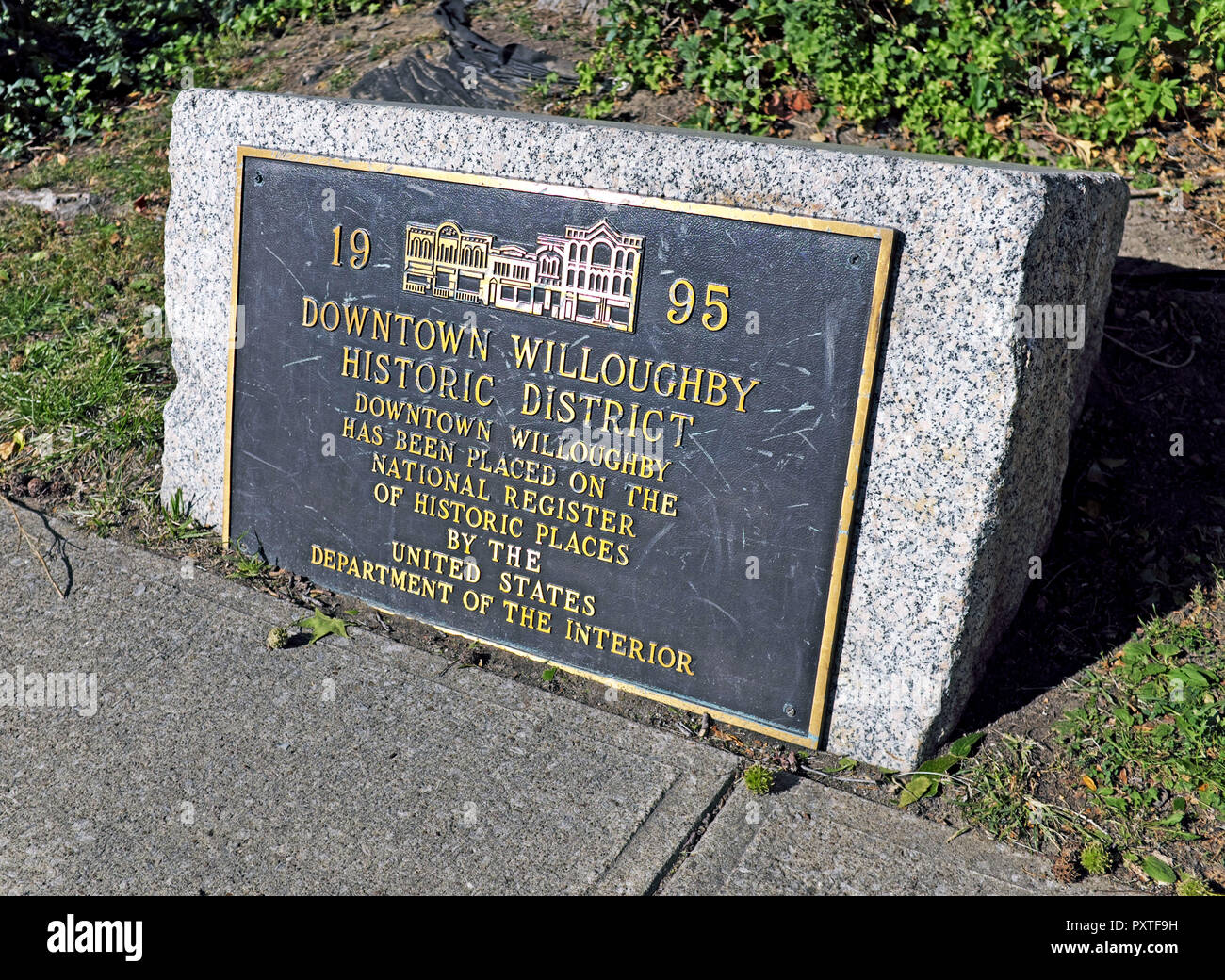 Nel centro cittadino di Willoughby Ohio, un quartiere storico di placca designa la sua inclusione 1995 su di noi Registro Nazionale dei Luoghi Storici è su una pietra. Foto Stock