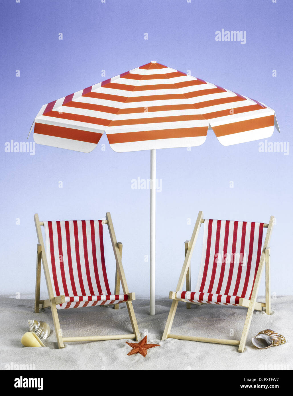 Zwei Liegestühle unter einem ombrellone, Symbolfoto, Sommerurlaub, due sedie a sdraio sotto un ombrello, simbolo foto, estate, Still Life, Relax, Recr Foto Stock