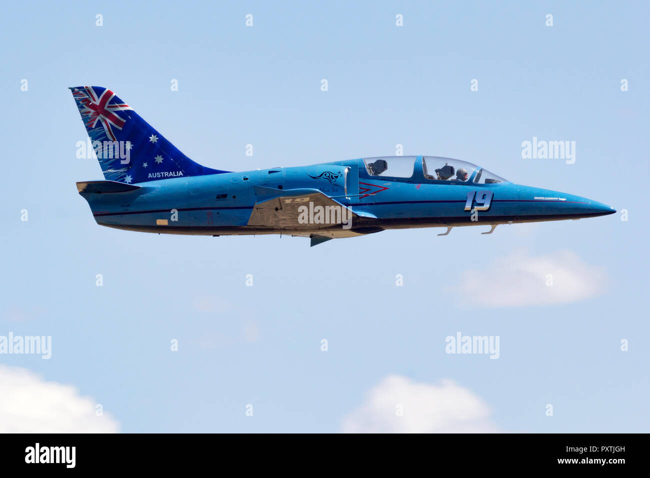 Charlie Camilleri da Bathurst, Australia piloti 'Blu ghiaccio' un Aero Vodochody L-39 Albatross giù per la valle di velocità durante una classe a getto termico di una gara Foto Stock