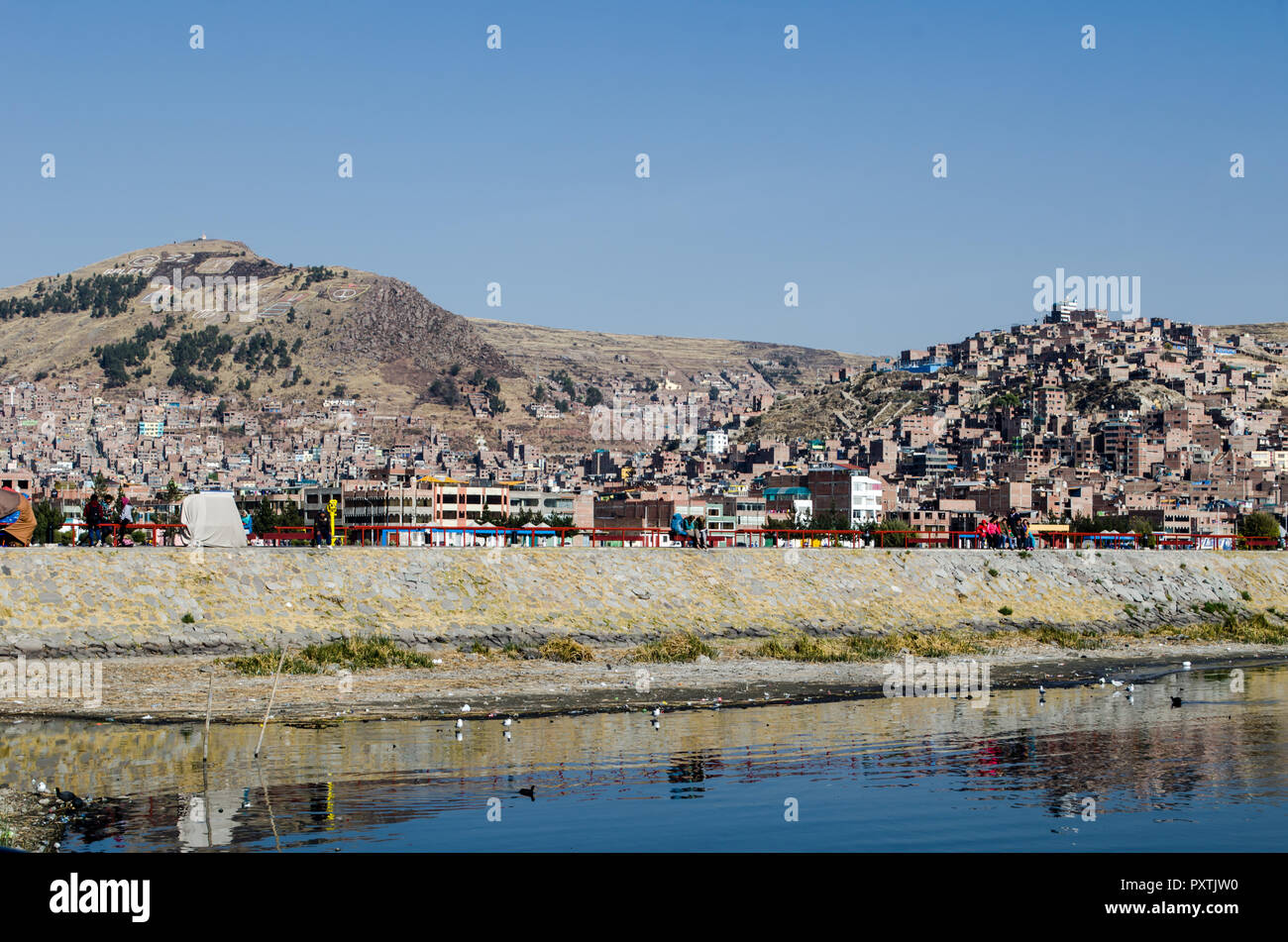 Puno come visto dal Lago Titicaca Foto Stock