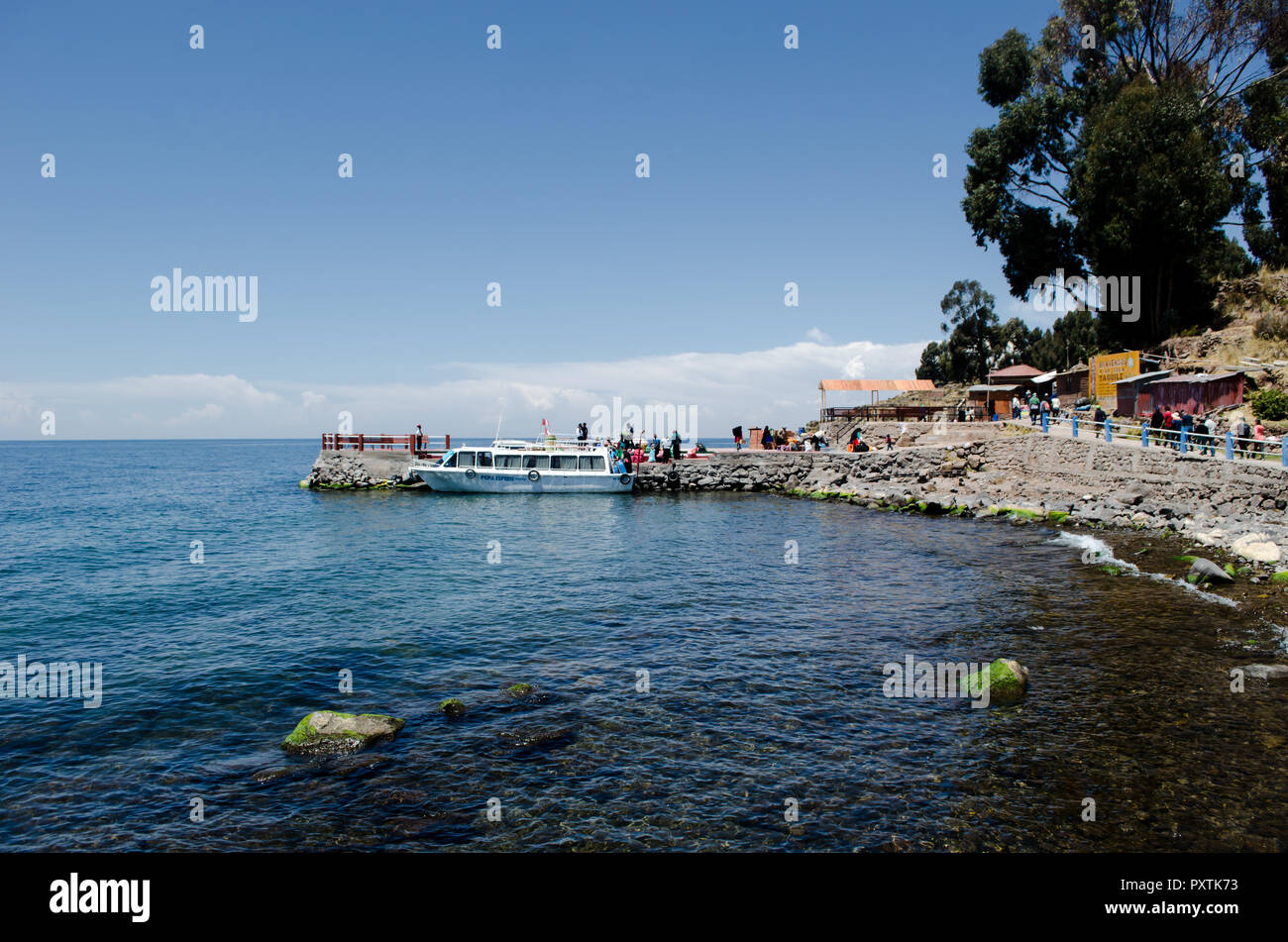 Una vista di Taquile isola porta nel lago Titicaca, Perù Foto Stock