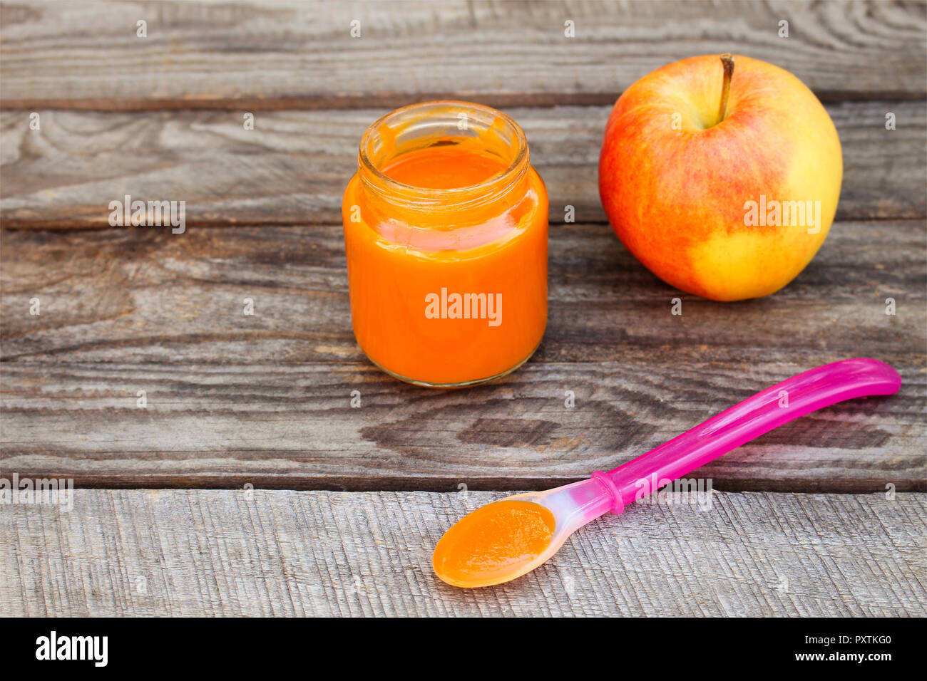 Alimenti per bambini: Jar con purea di frutta isolato su sfondo bianco Foto  stock - Alamy