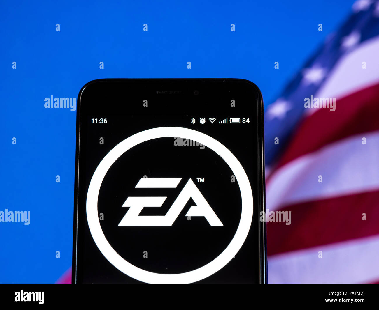 Electronic Arts Inc. logo che si vede visualizzato sul telefono intelligente. Electronic Arts Inc. è un americano di video gioco di società, la società è stata un pioniere dei primi home giochi per computer e industria è stata notevole per promuovere il designer e programmatori responsabili per i suoi giochi. Foto Stock