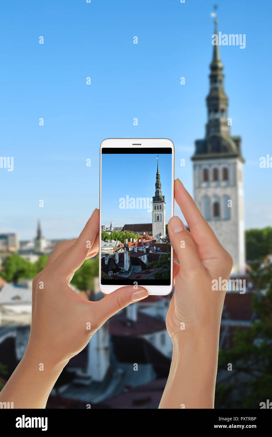 Un turista è scattare una foto della città vecchia di Tallinn dal di sopra su un telefono cellulare Foto Stock