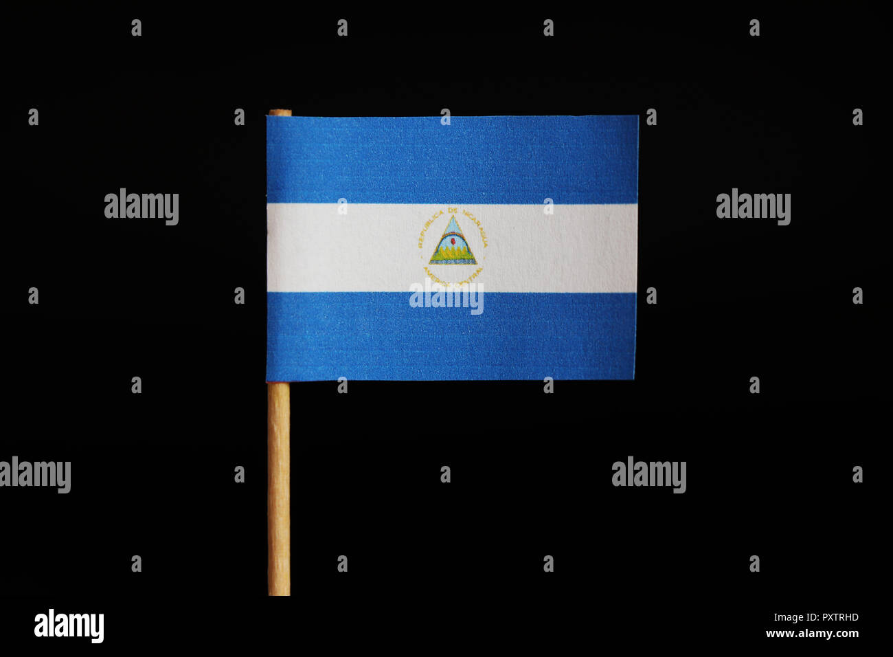 Una bandiera ufficiale del Nicaragua su stuzzicadenti su sfondo nero. Lo stato è in america centrale nel mare dei caraibi. Essa è famosa per la propria natura. Foto Stock