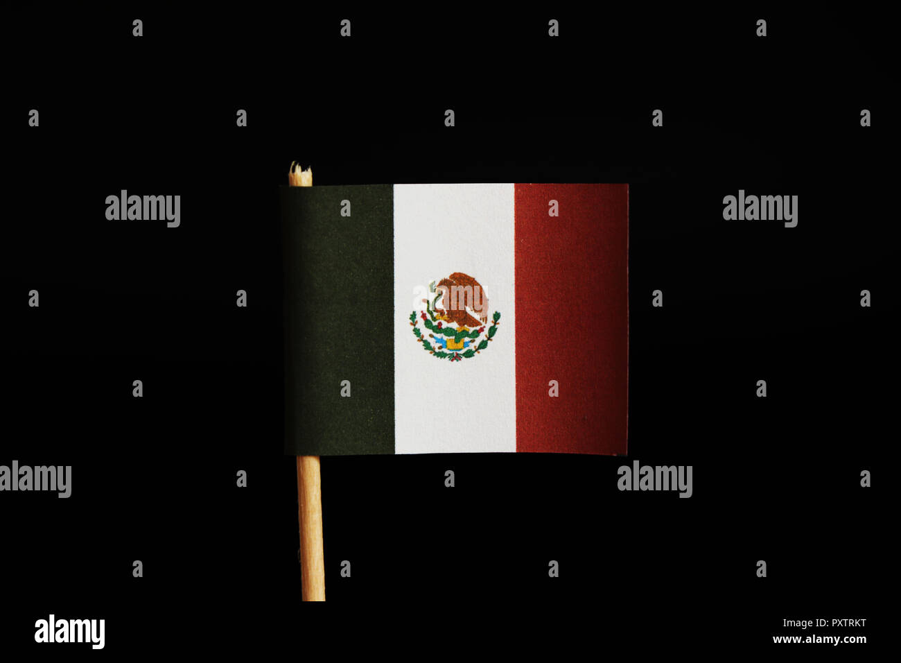 Una bandiera ufficiale del Messico su stuzzicadenti e su sfondo nero. Messico appartiene tra le più criminalità terra in tutto il mondo. I trafficanti di droga sono everyw Foto Stock