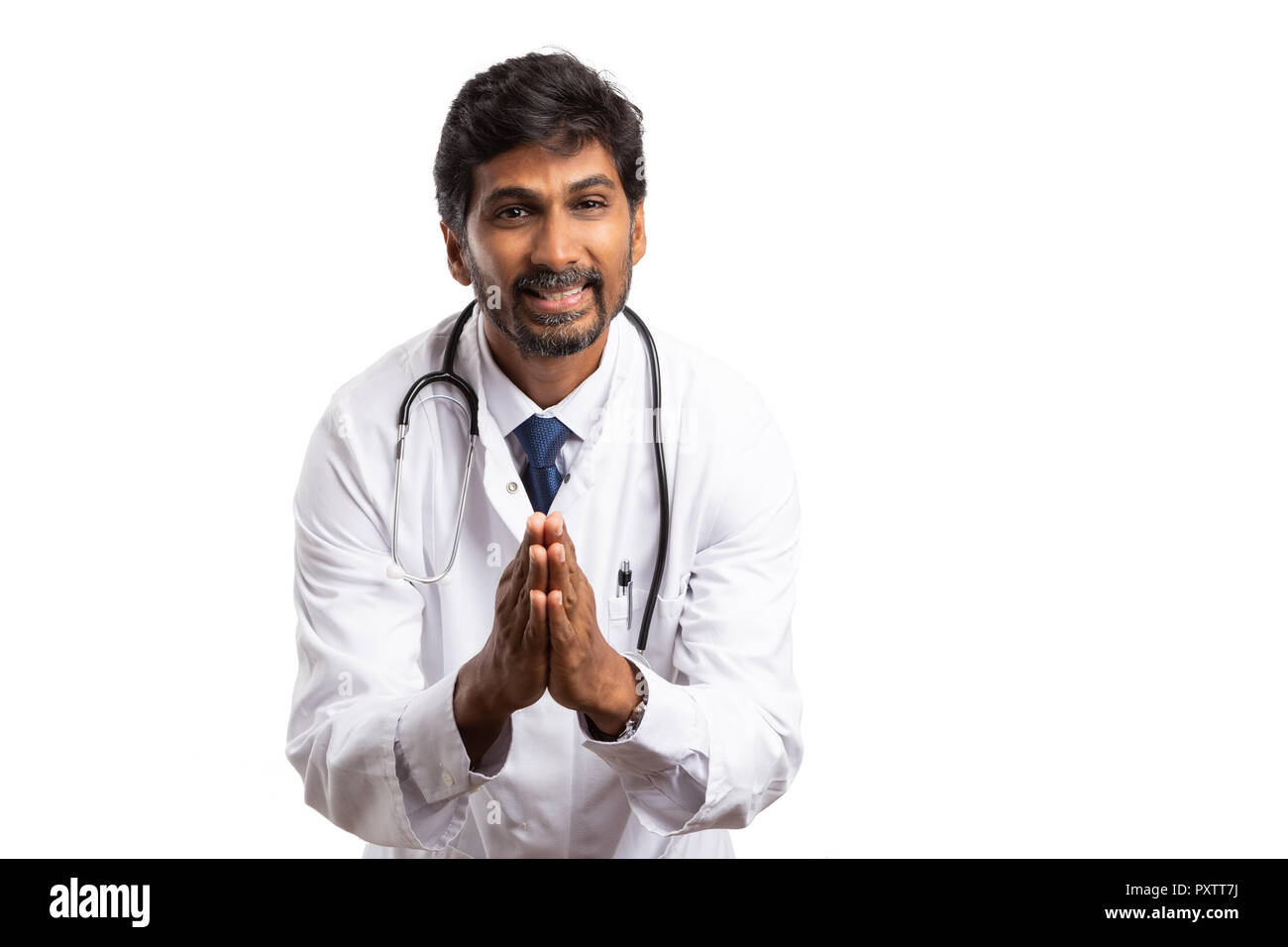 Indian medic uomo o medico di accattonaggio con palme insieme a chiedere il gesto isolato su sfondo bianco Foto Stock