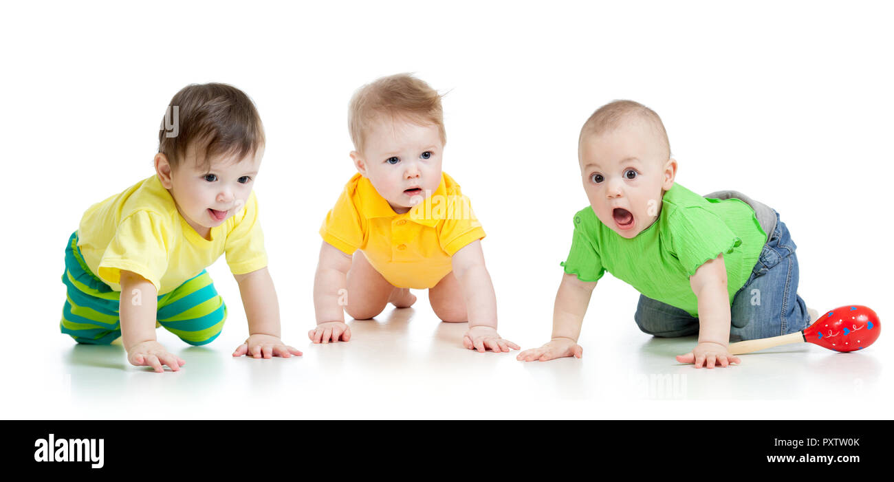 Carino divertente per bambini neonati indossava vestiti strisciando isolato su bianco Foto Stock