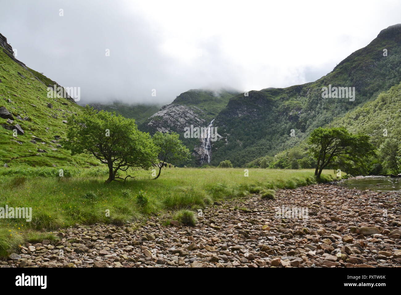 Glen Nevis valley con cascata Steall, chiamato un divieto Steall o Steall scende, il secondo più alto in Scozia, Fort William, Lochaber, altopiani, Regno K Foto Stock