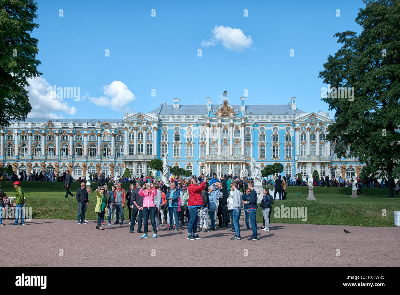Carskoe Selo, San Pietroburgo, Russia - Agosto 22, 2018: le persone scattano foto in Catherine Park vicino al Palazzo di Caterina. Foto Stock