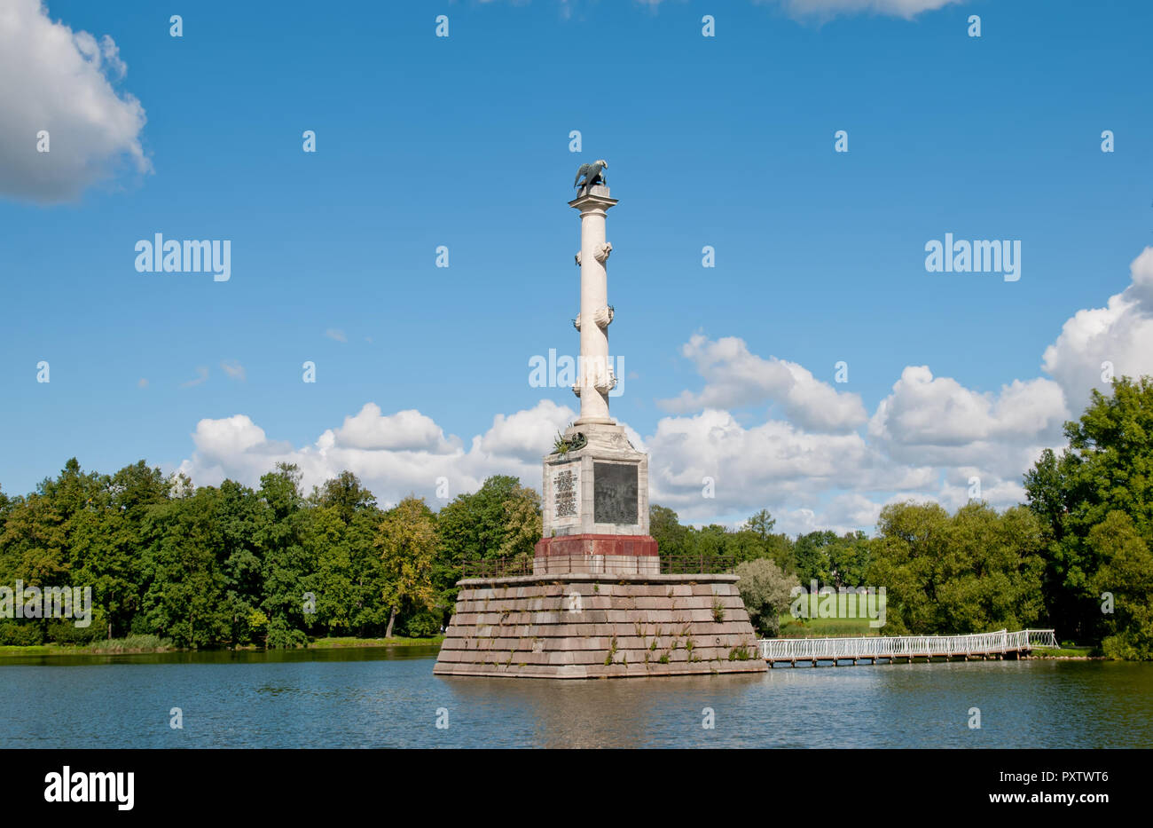 Carskoe Selo, San Pietroburgo, Russia - Agosto 22, 2018: la colonna Chesme sul grande stagno del Catherine Park. Summer View Foto Stock