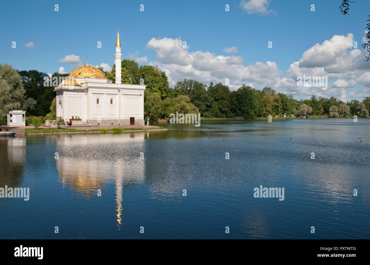 Carskoe Selo, San Pietroburgo, Russia - 22 agosto 2018: Il Bagno Turco Pavilion sulla banca del grande stagno del Catherine Park. Foto Stock