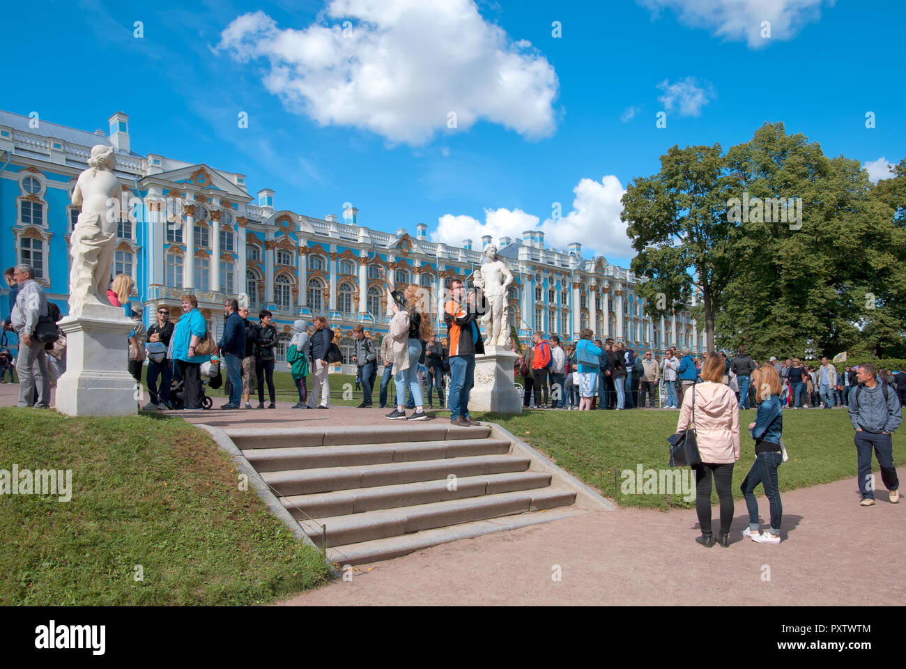 Carskoe Selo, San Pietroburgo, Russia - Agosto 22, 2018: la gente a restare in linea per accedere al Palazzo di Caterina e scattare foto Foto Stock