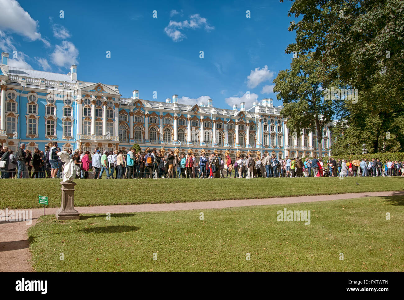 Carskoe Selo, San Pietroburgo, Russia - Agosto 22, 2018: Molte persone soggiorno in fila per entrare al Palazzo di Caterina nel Museo di Stato Preseve Tsar Foto Stock